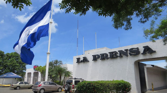 Fachada del diario La Prensa con la bandera de Nicaragua a su entrada.